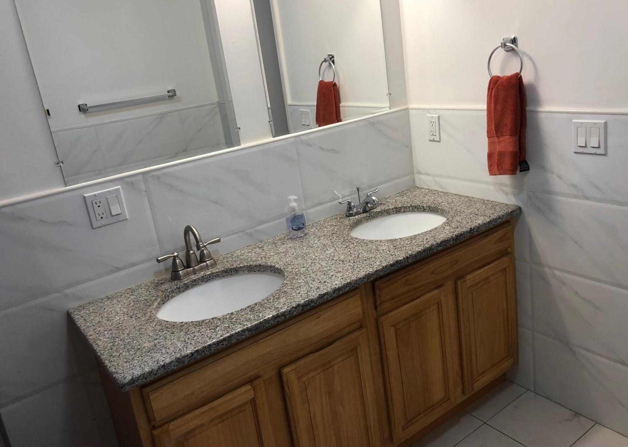 Large And Private Apartment Can Sleep Up To 8 People Comfortably With Direct Nyc Manhattan Train Only 5 Minute Walk Away Elizabeth Bagian luar foto